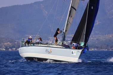 Bodrum, Hindi. 26 Nisan 2025: Yelkenliler Ege Denizi 'nin mavi sularında, ünlü tatil beldesi Bodrum' un kıyılarında rüzgarlı havada yelken açıyor..