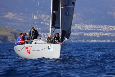Bodrum, Hindi. 26 Nisan 2025: Yelkenliler Ege Denizi 'nin mavi sularında, ünlü tatil beldesi Bodrum' un kıyılarında rüzgarlı havada yelken açıyor..