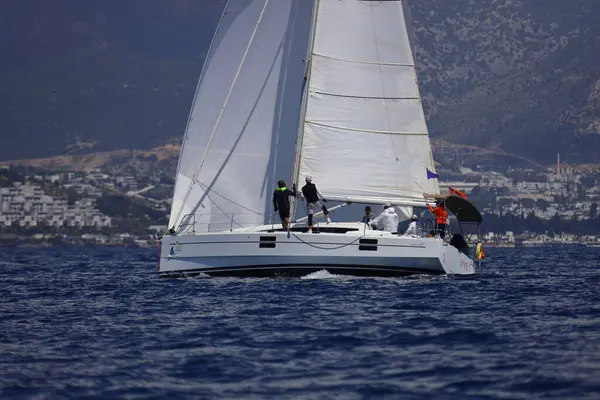 Bodrum, Hindi. 27 Nisan 2025: Ege Denizi 'nin mavi sularında, ünlü tatil beldesi Bodrum' un kıyılarında yelkenliler rüzgarlı havada yelken açıyor.