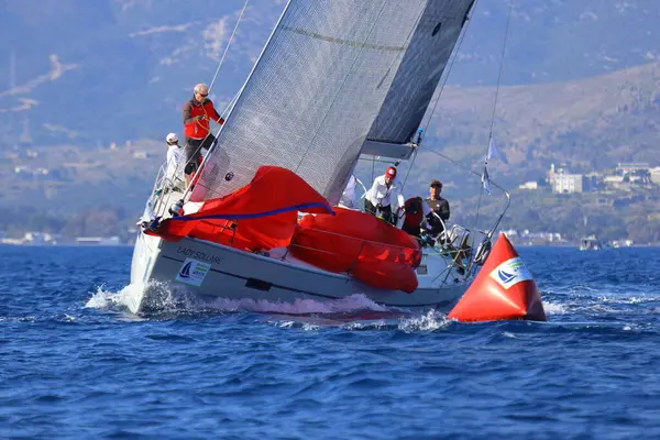 Bodrum, Hindi. 26 Nisan 2025: Yelkenliler Ege Denizi 'nin mavi sularında, ünlü tatil beldesi Bodrum' un kıyılarında rüzgarlı havada yelken açıyor..