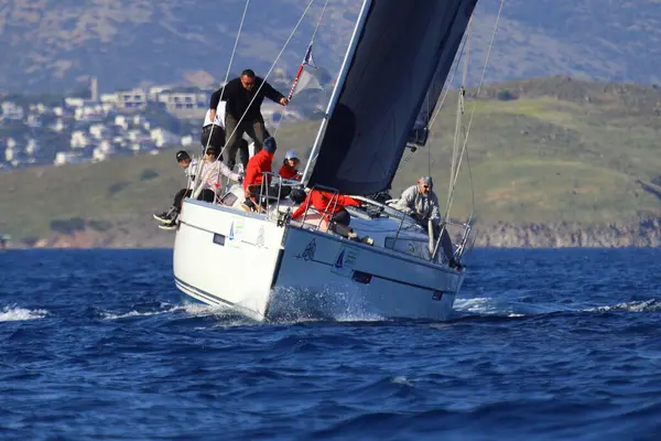 Bodrum, Hindi. 26 Nisan 2025: Yelkenliler Ege Denizi 'nin mavi sularında, ünlü tatil beldesi Bodrum' un kıyılarında rüzgarlı havada yelken açıyor..