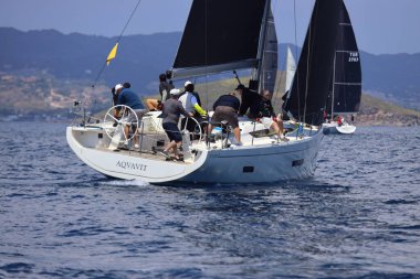 Bodrum, Hindi. 27 Nisan 2025: Ege Denizi 'nin mavi sularında, ünlü tatil beldesi Bodrum' un kıyılarında yelkenliler rüzgarlı havada yelken açıyor.
