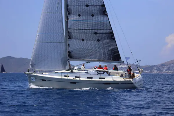 Bodrum, Hindi. 27 Nisan 2025: Ege Denizi 'nin mavi sularında, ünlü tatil beldesi Bodrum' un kıyılarında yelkenliler rüzgarlı havada yelken açıyor.