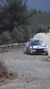 Bodrum, Hindi. 16 Nisan 2022. Türkiye Otomobil Sporları Federasyonu 'nun ilk yarışı olan Shell Helix 2022 Rally Cup' ın sezonu Bodrum 'da yapıldı. dikey video