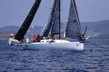 Bodrum, Hindi. 27 Nisan 2025: Ege Denizi 'nin mavi sularında, ünlü tatil beldesi Bodrum' un kıyılarında yelkenliler rüzgarlı havada yelken açıyor.