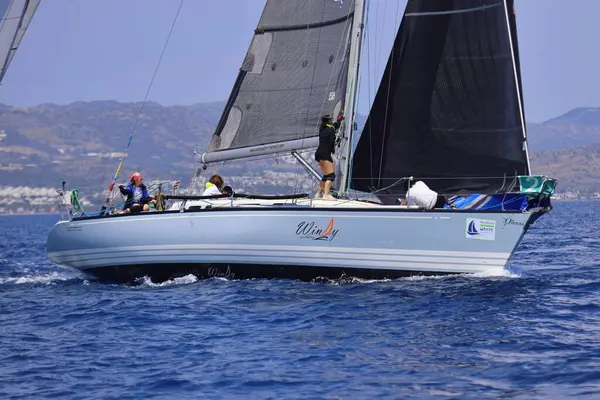 Bodrum, Hindi. 27 Nisan 2025: Ege Denizi 'nin mavi sularında, ünlü tatil beldesi Bodrum' un kıyılarında yelkenliler rüzgarlı havada yelken açıyor.