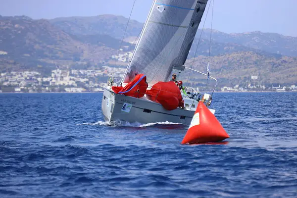 Bodrum, Hindi. 27 Nisan 2025: Ege Denizi 'nin mavi sularında, ünlü tatil beldesi Bodrum' un kıyılarında yelkenliler rüzgarlı havada yelken açıyor.
