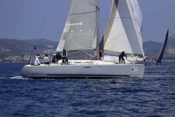 Bodrum, Hindi. 27 Nisan 2025: Ege Denizi 'nin mavi sularında, ünlü tatil beldesi Bodrum' un kıyılarında yelkenliler rüzgarlı havada yelken açıyor.