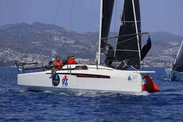 Bodrum, Hindi. 27 Nisan 2025: Ege Denizi 'nin mavi sularında, ünlü tatil beldesi Bodrum' un kıyılarında yelkenliler rüzgarlı havada yelken açıyor.