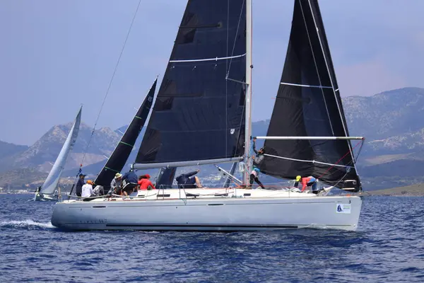 Bodrum, Hindi. 27 Nisan 2025: Ege Denizi 'nin mavi sularında, ünlü tatil beldesi Bodrum' un kıyılarında yelkenliler rüzgarlı havada yelken açıyor.