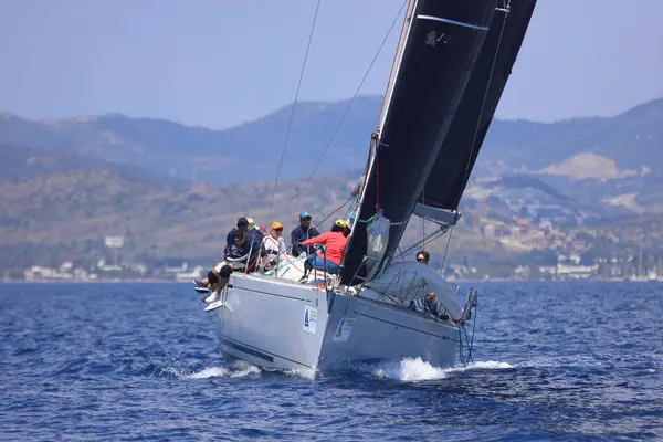Bodrum, Hindi. 27 Nisan 2025: Ege Denizi 'nin mavi sularında, ünlü tatil beldesi Bodrum' un kıyılarında yelkenliler rüzgarlı havada yelken açıyor.