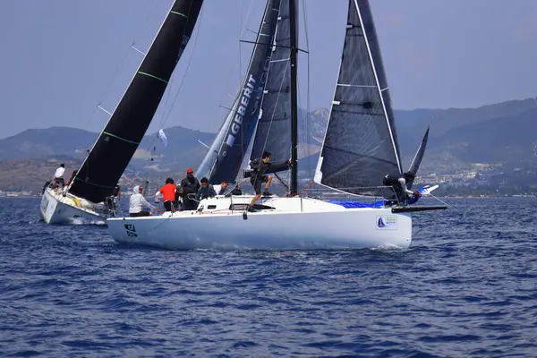 Bodrum, Hindi. 27 Nisan 2025: Ege Denizi 'nin mavi sularında, ünlü tatil beldesi Bodrum' un kıyılarında yelkenliler rüzgarlı havada yelken açıyor.