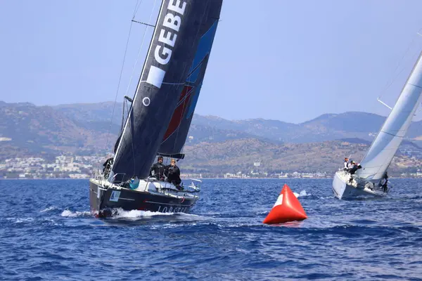 Bodrum, Hindi. 27 Nisan 2025: Ege Denizi 'nin mavi sularında, ünlü tatil beldesi Bodrum' un kıyılarında yelkenliler rüzgarlı havada yelken açıyor.