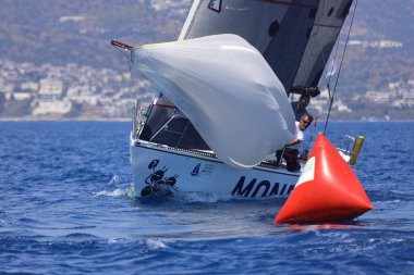 Bodrum, Hindi. 27 Nisan 2025: Ege Denizi 'nin mavi sularında, ünlü tatil beldesi Bodrum' un kıyılarında yelkenliler rüzgarlı havada yelken açıyor.