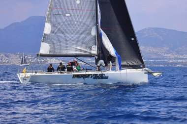 Bodrum, Hindi. 27 Nisan 2025: Ege Denizi 'nin mavi sularında, ünlü tatil beldesi Bodrum' un kıyılarında yelkenliler rüzgarlı havada yelken açıyor.