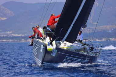 Bodrum, Hindi. 27 Nisan 2025: Ege Denizi 'nin mavi sularında, ünlü tatil beldesi Bodrum' un kıyılarında yelkenliler rüzgarlı havada yelken açıyor.