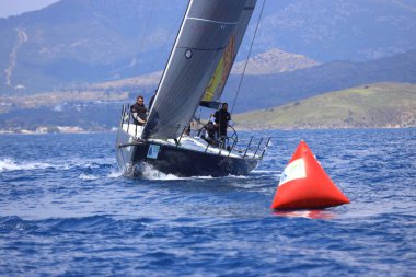 Bodrum, Hindi. 27 Nisan 2025: Ege Denizi 'nin mavi sularında, ünlü tatil beldesi Bodrum' un kıyılarında yelkenliler rüzgarlı havada yelken açıyor.