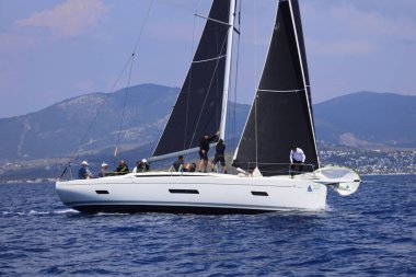 Bodrum, Hindi. 27 Nisan 2025: Ege Denizi 'nin mavi sularında, ünlü tatil beldesi Bodrum' un kıyılarında yelkenliler rüzgarlı havada yelken açıyor.