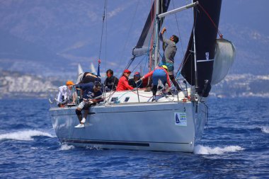 Bodrum, Hindi. 27 Nisan 2025: Ege Denizi 'nin mavi sularında, ünlü tatil beldesi Bodrum' un kıyılarında yelkenliler rüzgarlı havada yelken açıyor.