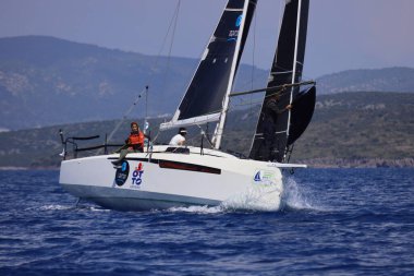 Bodrum, Hindi. 27 Nisan 2025: Ege Denizi 'nin mavi sularında, ünlü tatil beldesi Bodrum' un kıyılarında yelkenliler rüzgarlı havada yelken açıyor.