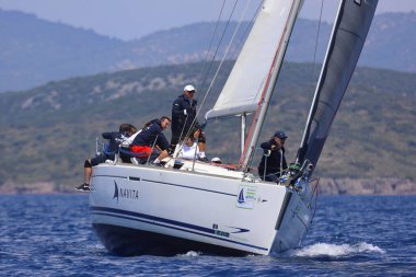 Bodrum, Hindi. 27 Nisan 2025: Ege Denizi 'nin mavi sularında, ünlü tatil beldesi Bodrum' un kıyılarında yelkenliler rüzgarlı havada yelken açıyor.