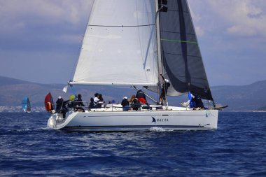 Bodrum, Hindi. 27 Nisan 2025: Ege Denizi 'nin mavi sularında, ünlü tatil beldesi Bodrum' un kıyılarında yelkenliler rüzgarlı havada yelken açıyor.