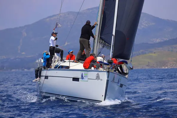 Bodrum, Hindi. 27 Nisan 2025: Ege Denizi 'nin mavi sularında, ünlü tatil beldesi Bodrum' un kıyılarında yelkenliler rüzgarlı havada yelken açıyor.