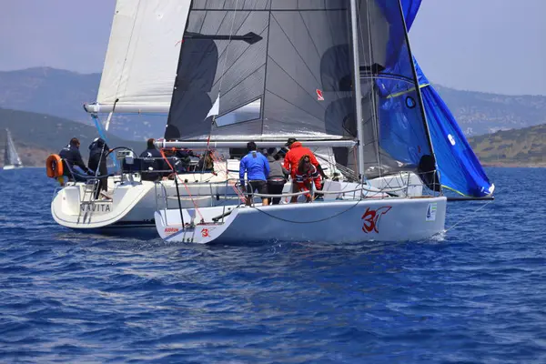 Bodrum, Hindi. 27 Nisan 2025: Ege Denizi 'nin mavi sularında, ünlü tatil beldesi Bodrum' un kıyılarında yelkenliler rüzgarlı havada yelken açıyor.