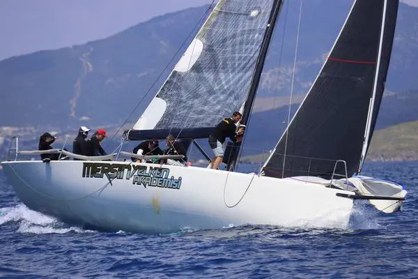 Bodrum, Hindi. 27 Nisan 2025: Ege Denizi 'nin mavi sularında, ünlü tatil beldesi Bodrum' un kıyılarında yelkenliler rüzgarlı havada yelken açıyor.