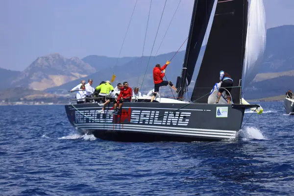 Bodrum, Hindi. 27 Nisan 2025: Ege Denizi 'nin mavi sularında, ünlü tatil beldesi Bodrum' un kıyılarında yelkenliler rüzgarlı havada yelken açıyor.