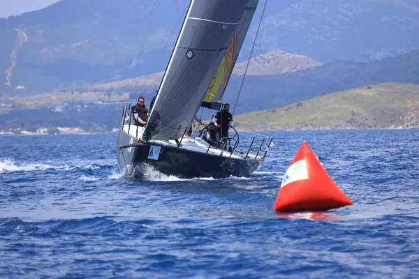 Bodrum, Hindi. 27 Nisan 2025: Ege Denizi 'nin mavi sularında, ünlü tatil beldesi Bodrum' un kıyılarında yelkenliler rüzgarlı havada yelken açıyor.