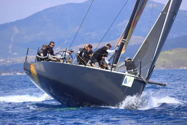 Bodrum, Hindi. 27 Nisan 2025: Ege Denizi 'nin mavi sularında, ünlü tatil beldesi Bodrum' un kıyılarında yelkenliler rüzgarlı havada yelken açıyor.