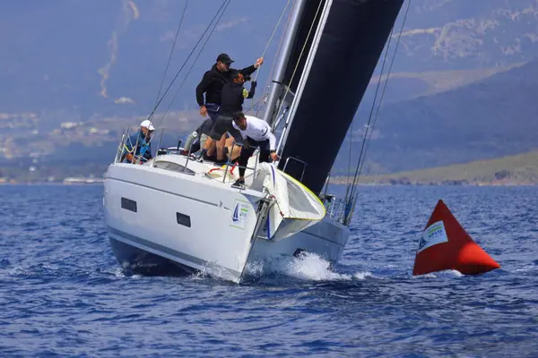 Bodrum, Hindi. 27 Nisan 2025: Ege Denizi 'nin mavi sularında, ünlü tatil beldesi Bodrum' un kıyılarında yelkenliler rüzgarlı havada yelken açıyor.