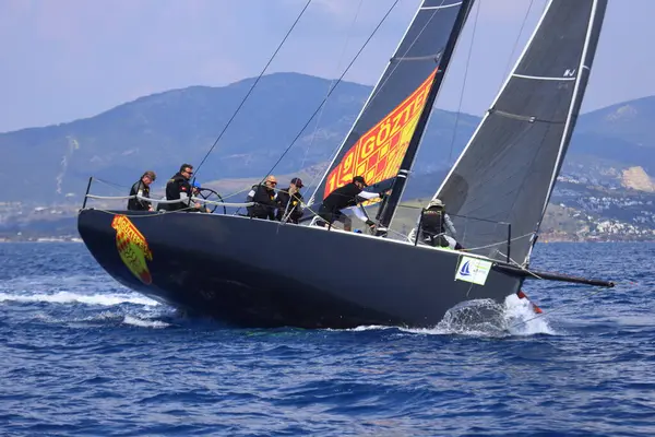 Bodrum, Hindi. 27 Nisan 2025: Ege Denizi 'nin mavi sularında, ünlü tatil beldesi Bodrum' un kıyılarında yelkenliler rüzgarlı havada yelken açıyor.