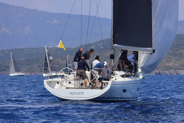 Bodrum, Hindi. 27 Nisan 2025: Ege Denizi 'nin mavi sularında, ünlü tatil beldesi Bodrum' un kıyılarında yelkenliler rüzgarlı havada yelken açıyor.