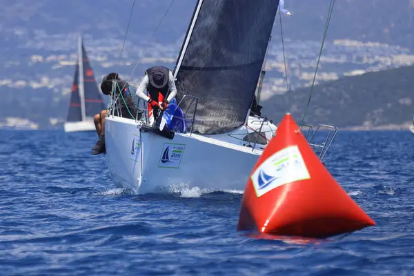 Bodrum, Hindi. 27 Nisan 2025: Ege Denizi 'nin mavi sularında, ünlü tatil beldesi Bodrum' un kıyılarında yelkenliler rüzgarlı havada yelken açıyor.