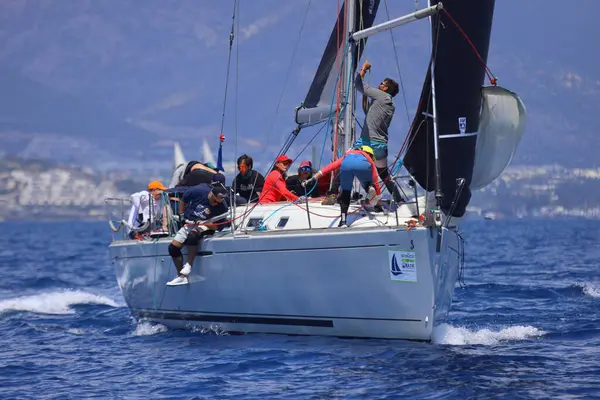 Bodrum, Hindi. 27 Nisan 2025: Ege Denizi 'nin mavi sularında, ünlü tatil beldesi Bodrum' un kıyılarında yelkenliler rüzgarlı havada yelken açıyor.