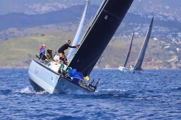 Bodrum, Hindi. 27 Nisan 2025: Ege Denizi 'nin mavi sularında, ünlü tatil beldesi Bodrum' un kıyılarında yelkenliler rüzgarlı havada yelken açıyor.