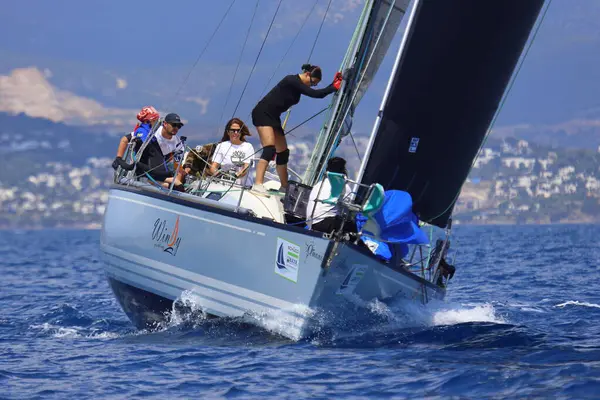 Bodrum, Hindi. 27 Nisan 2025: Ege Denizi 'nin mavi sularında, ünlü tatil beldesi Bodrum' un kıyılarında yelkenliler rüzgarlı havada yelken açıyor.