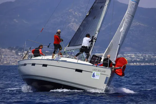 Bodrum, Hindi. 27 Nisan 2025: Ege Denizi 'nin mavi sularında, ünlü tatil beldesi Bodrum' un kıyılarında yelkenliler rüzgarlı havada yelken açıyor.