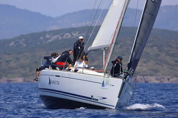 Bodrum, Hindi. 27 Nisan 2025: Ege Denizi 'nin mavi sularında, ünlü tatil beldesi Bodrum' un kıyılarında yelkenliler rüzgarlı havada yelken açıyor.