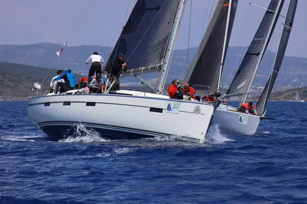 Bodrum, Hindi. 27 Nisan 2025: Ege Denizi 'nin mavi sularında, ünlü tatil beldesi Bodrum' un kıyılarında yelkenliler rüzgarlı havada yelken açıyor.