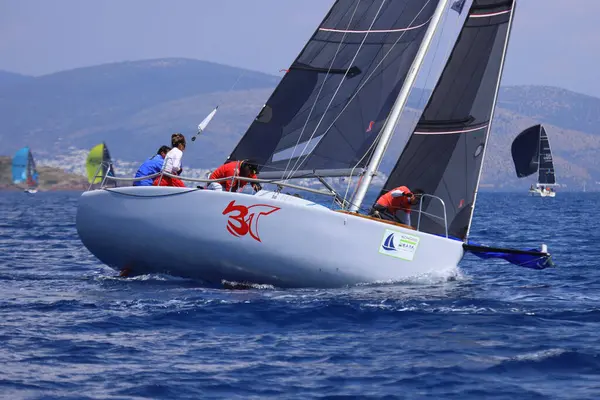 Bodrum, Hindi. 27 Nisan 2025: Ege Denizi 'nin mavi sularında, ünlü tatil beldesi Bodrum' un kıyılarında yelkenliler rüzgarlı havada yelken açıyor.