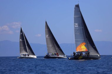 Bodrum, Hindi. 26 Nisan 2025: Yelkenliler Ege Denizi 'nin mavi sularında, ünlü tatil beldesi Bodrum' un kıyılarında rüzgarlı havada yelken açıyor..