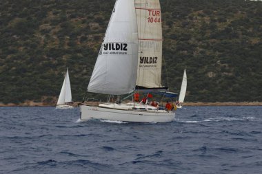 Bodrum, Hindi. 25 Mayıs 2025: Yelkenliler Ege Denizi 'nin mavi sularında, ünlü tatil beldesi Bodrum' un kıyılarında rüzgarlı havada yelken açıyorlar..