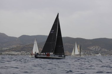 Bodrum, Hindi. 25 Mayıs 2025: Yelkenliler Ege Denizi 'nin mavi sularında, ünlü tatil beldesi Bodrum' un kıyılarında rüzgarlı havada yelken açıyorlar..