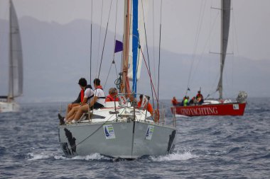 Bodrum, Hindi. 25 Mayıs 2025: Yelkenliler Ege Denizi 'nin mavi sularında, ünlü tatil beldesi Bodrum' un kıyılarında rüzgarlı havada yelken açıyorlar..