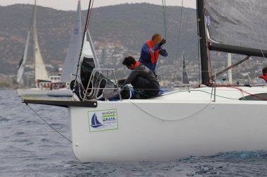 Bodrum, Hindi. 25 Mayıs 2025: Yelkenliler Ege Denizi 'nin mavi sularında, ünlü tatil beldesi Bodrum' un kıyılarında rüzgarlı havada yelken açıyorlar..