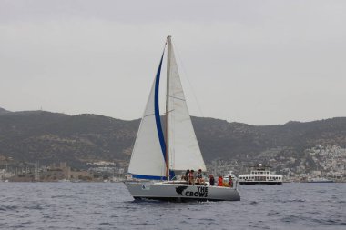 Bodrum, Hindi. 25 Mayıs 2025: Yelkenliler Ege Denizi 'nin mavi sularında, ünlü tatil beldesi Bodrum' un kıyılarında rüzgarlı havada yelken açıyorlar..
