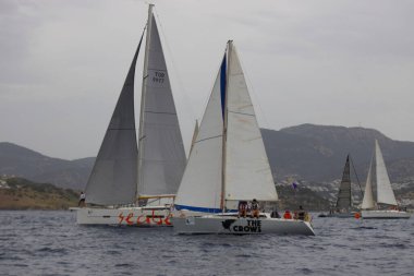 Bodrum, Hindi. 25 Mayıs 2025: Yelkenliler Ege Denizi 'nin mavi sularında, ünlü tatil beldesi Bodrum' un kıyılarında rüzgarlı havada yelken açıyorlar..